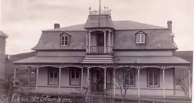 Historic photograph of the former presbytery of Saint-Léon-de-Standon in 1890