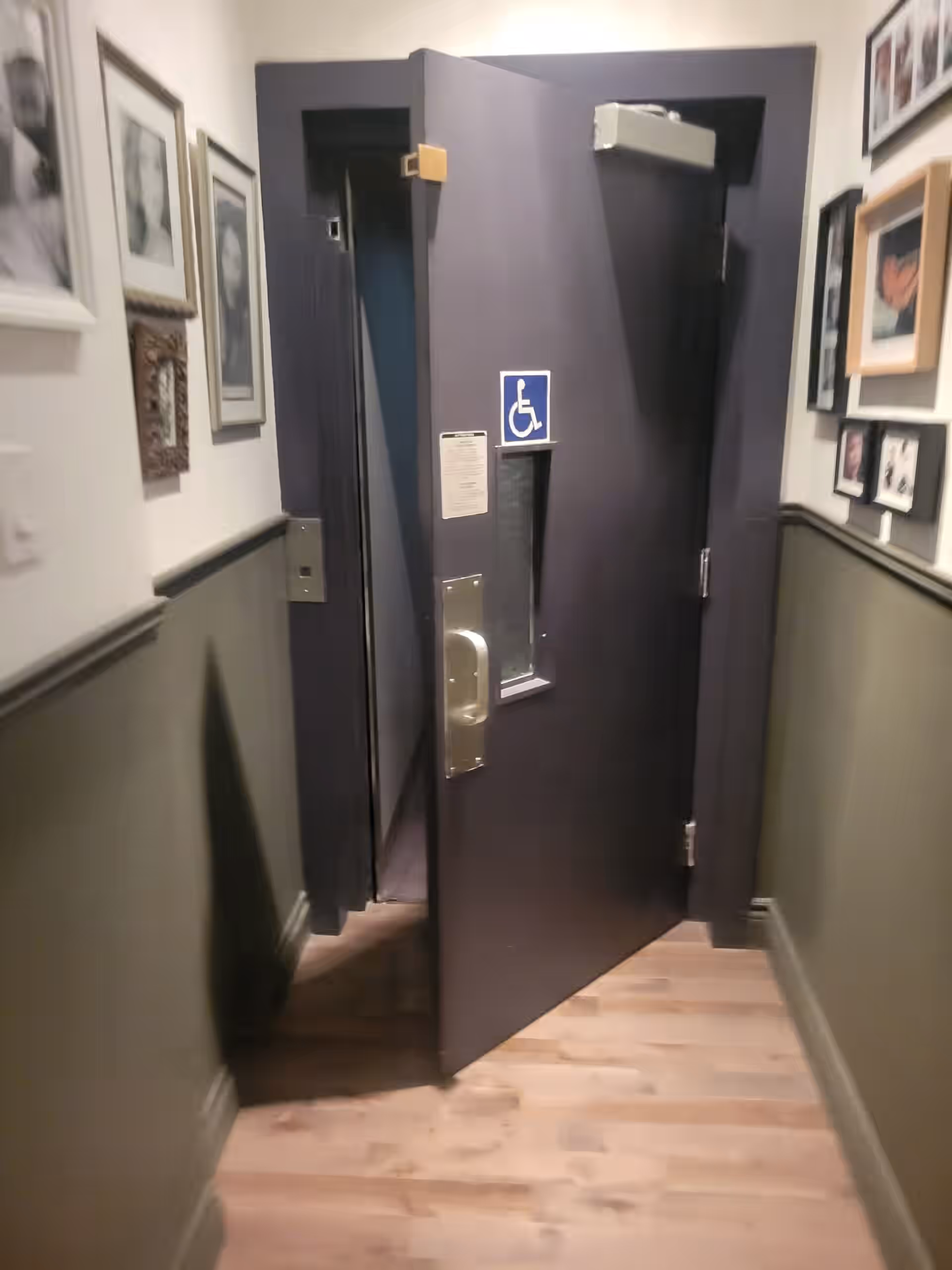 Ascenseur intérieur facilitant l'accessibilité aux chambres de notre auberge